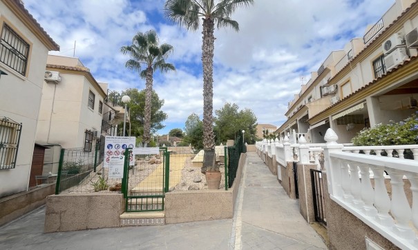 Videresalg - Byhus -
Algorfa