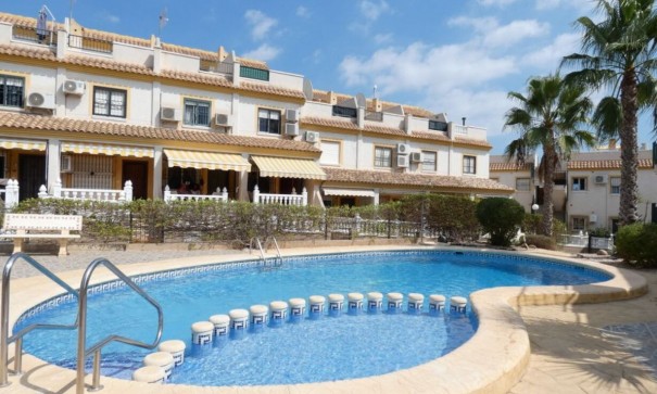 Videresalg - Byhus -
Algorfa