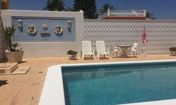 Resale - Freistehende Villa -
Torrevieja