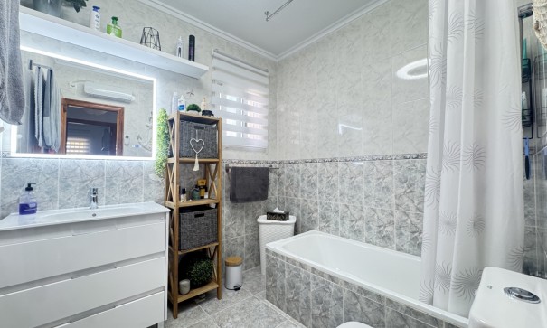 Videresalg - Fritliggende villa -
Villamartín