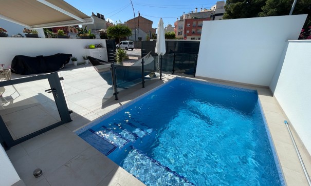 Venta - Chalet Independiente -
Formentera del Segura - Pueblo