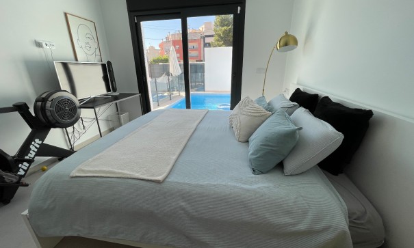 Venta - Chalet Independiente -
Formentera del Segura - Pueblo