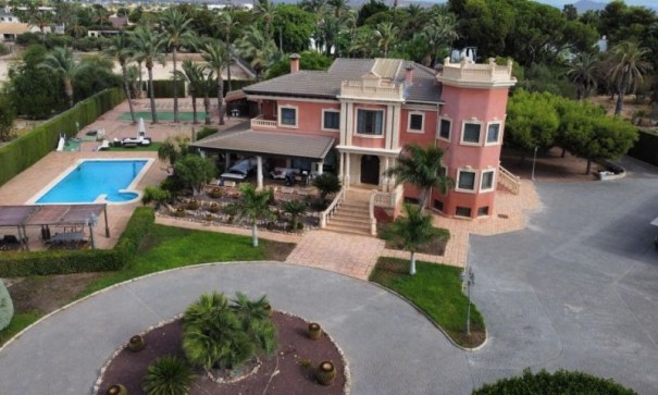 Återförsäljning - Fristående villa -
Elche