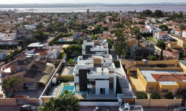 Herverkoop - Vrijstaande Villa -
Torrevieja