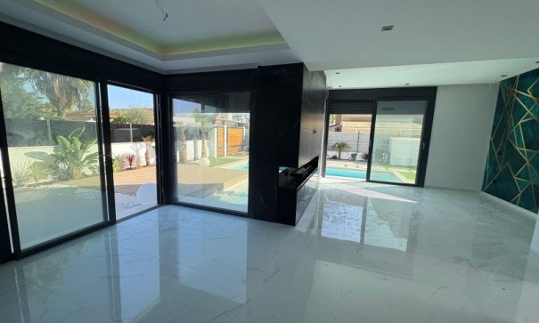 Herverkoop - Vrijstaande Villa -
Torrevieja