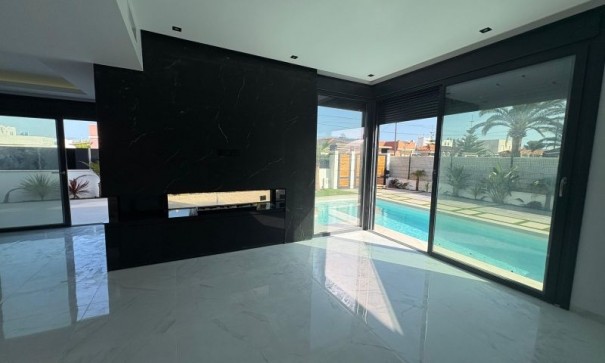 Herverkoop - Vrijstaande Villa -
Torrevieja