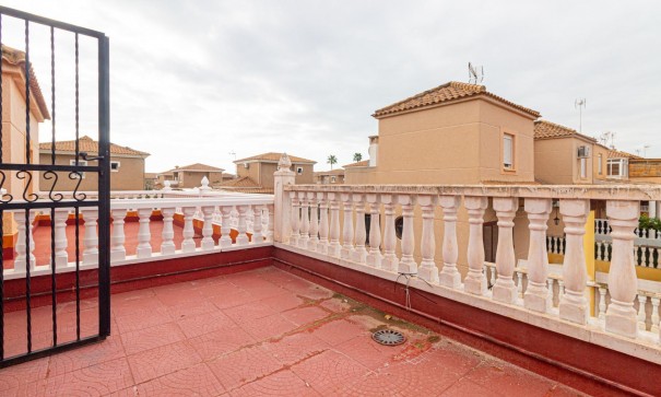 Sale - Town house -
Torrevieja - Los altos