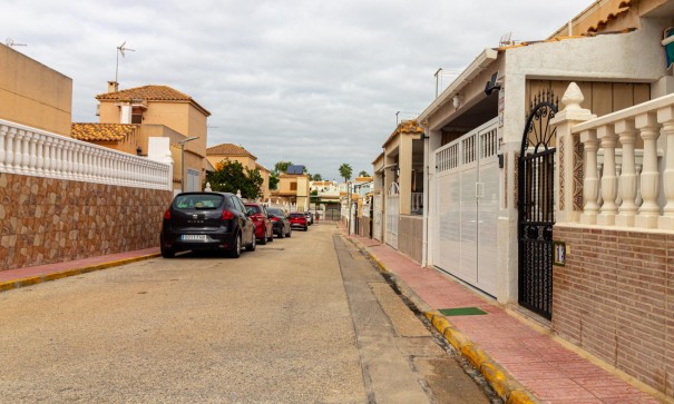 Sale - Town house -
Torrevieja - Los altos