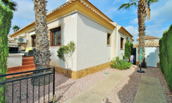 Sale - Town house -
Villamartín - PAU 8