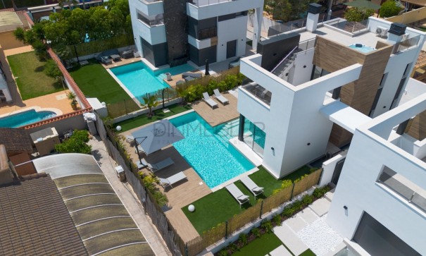 Sale - Detached Villa -
Torrevieja - Torreta florida