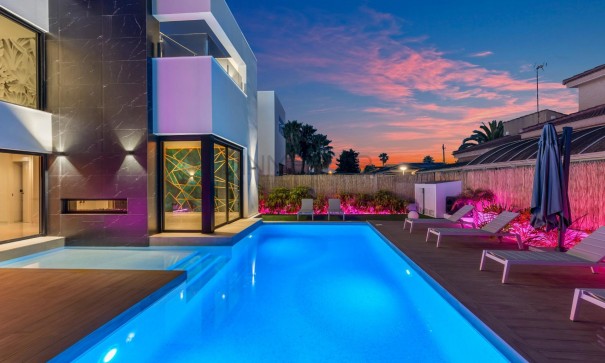 Sale - Detached Villa -
Torrevieja - Torreta florida