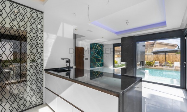 Sale - Detached Villa -
Torrevieja - Torreta florida