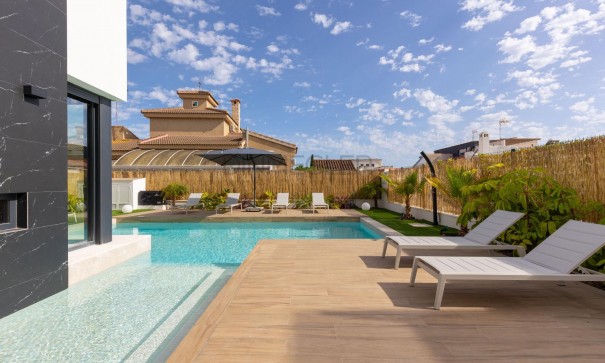 Sale - Detached Villa -
Torrevieja - Torreta florida