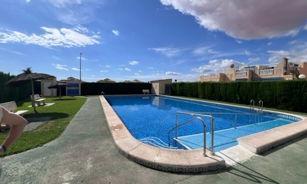 Sale - Town house -
Torrevieja - La Siesta