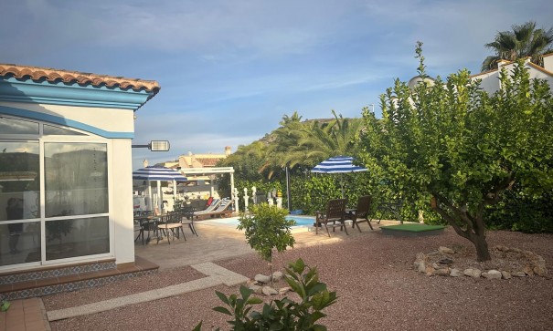 Resale - Freistehende Villa -
Hondón de las Nieves