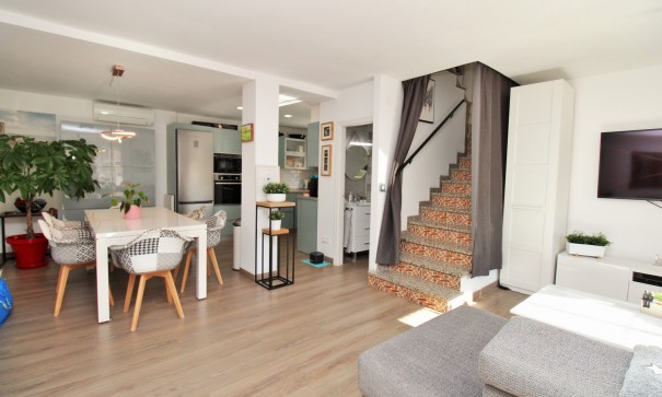 Resale - Stadthaus -
Villamartín