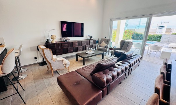 Venta - Chalet Independiente -
Algorfa