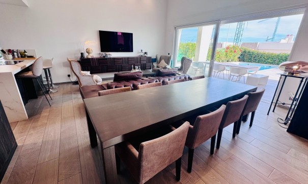 Venta - Chalet Independiente -
Algorfa