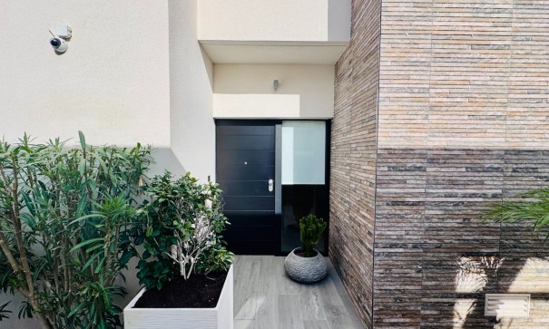 Venta - Chalet Independiente -
Algorfa