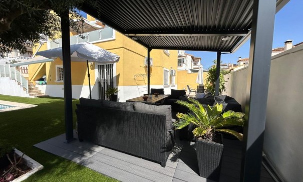 Videresalg - Fritliggende villa -
San Miguel de Salinas