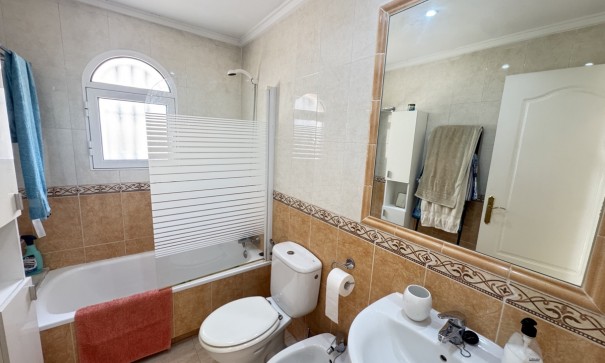 Resale - Doppelhaushälfte -
Villamartín