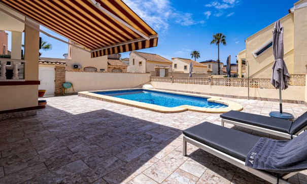 Venta - Chalet Independiente -
Playa Flamenca - Montilla