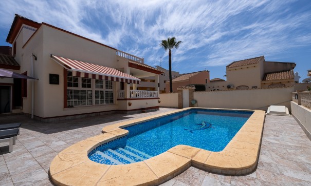Venta - Chalet Independiente -
Playa Flamenca - Montilla