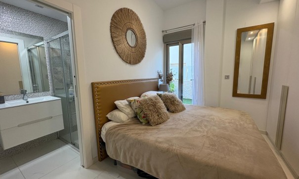 Videresalg - Fritliggende villa -
Orihuela Costa - Villamartín