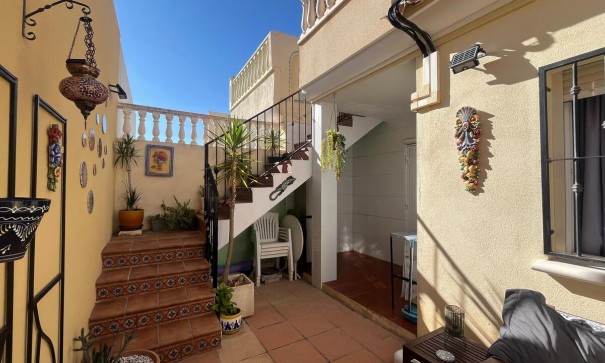 Sale - Town house -
Algorfa