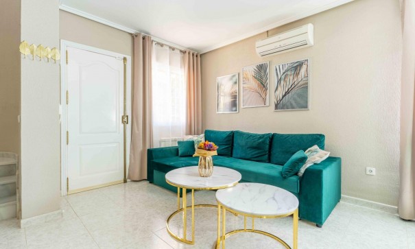 Återförsäljning - Fristående villa -
Orihuela Costa - Punta Prima