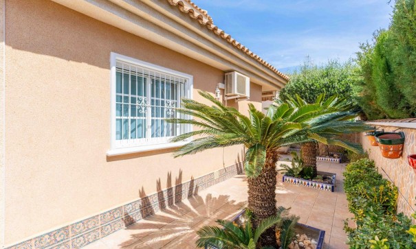 Återförsäljning - Fristående villa -
Orihuela Costa - Punta Prima