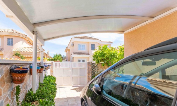 Återförsäljning - Fristående villa -
Orihuela Costa - Punta Prima