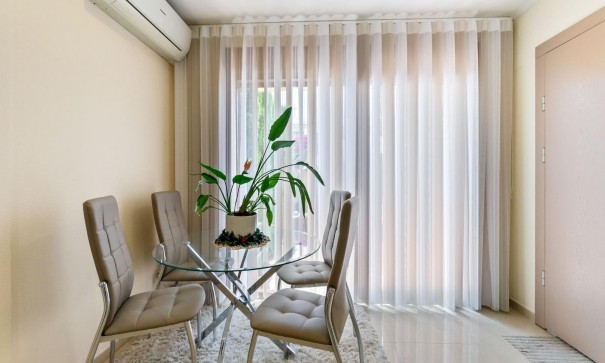 Herverkoop - Rijtjeshuis / Stadswoning -
Torrevieja - Aguas Nuevas