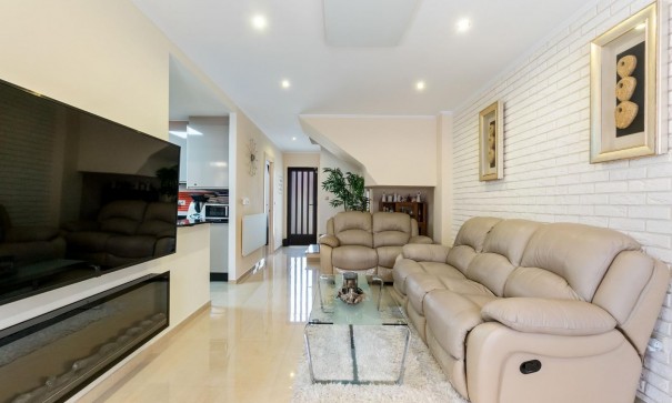 Herverkoop - Rijtjeshuis / Stadswoning -
Torrevieja - Aguas Nuevas