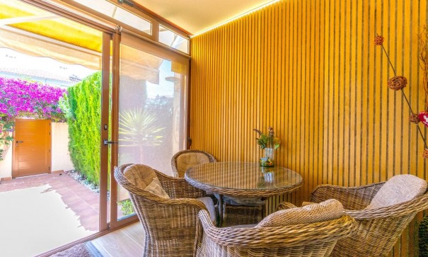 Herverkoop - Rijtjeshuis / Stadswoning -
Torrevieja - Aguas Nuevas