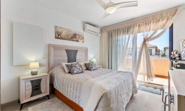 Herverkoop - Rijtjeshuis / Stadswoning -
Torrevieja - Aguas Nuevas