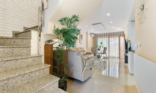 Herverkoop - Rijtjeshuis / Stadswoning -
Torrevieja - Aguas Nuevas