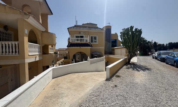 Återförsäljning - Fristående villa -
Villamartín