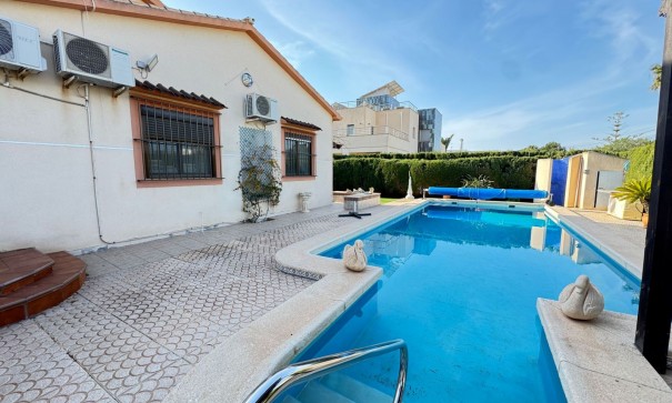 Resale - Freistehende Villa -
Cabo Roig