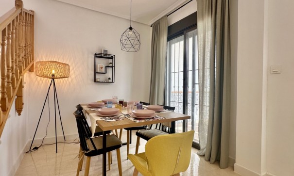 Herverkoop - Stadswoning -
San Miguel de Salinas