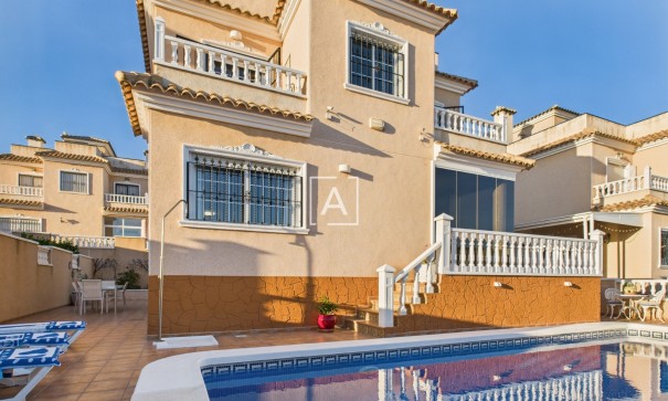 Sprzedaż - Willa w zabudowie bliźniaczej -
Pinar de Campoverde