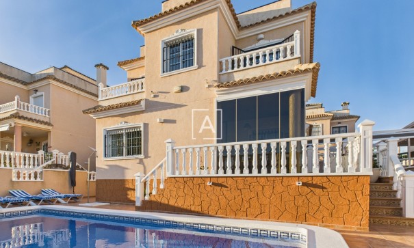 Sprzedaż - Willa w zabudowie bliźniaczej -
Pinar de Campoverde