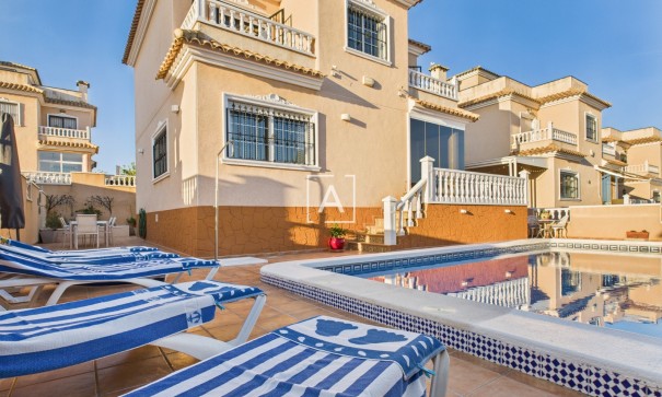 Sprzedaż - Willa w zabudowie bliźniaczej -
Pinar de Campoverde