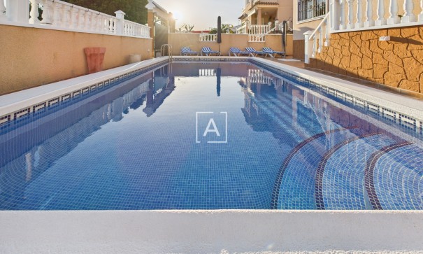 Sprzedaż - Willa w zabudowie bliźniaczej -
Pinar de Campoverde