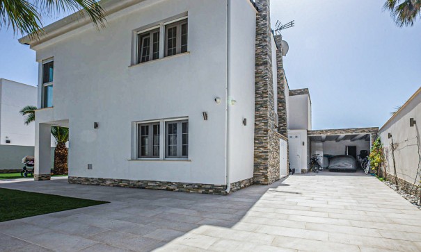 Återförsäljning - Fristående villa -
La Zenia