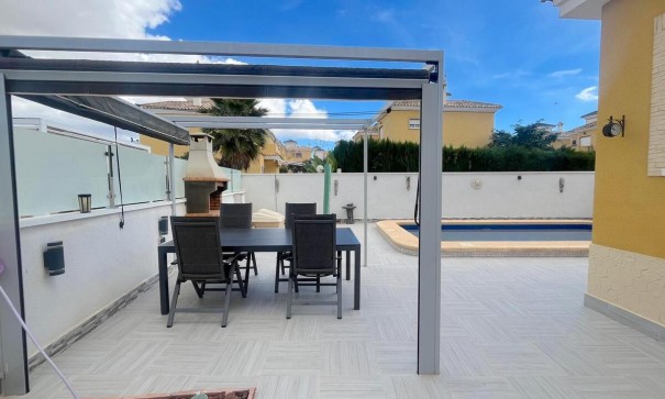 Venta - Chalet Independiente -
Algorfa