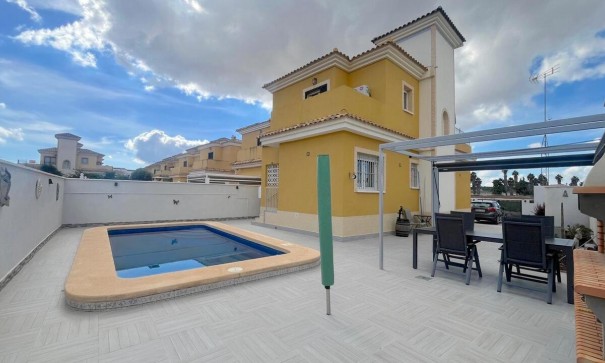 Venta - Chalet Independiente -
Algorfa