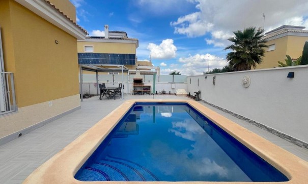 Venta - Chalet Independiente -
Algorfa