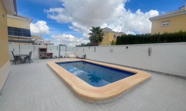 Venta - Chalet Independiente -
Algorfa