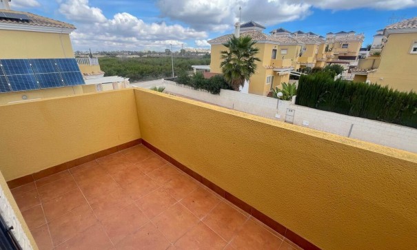 Venta - Chalet Independiente -
Algorfa